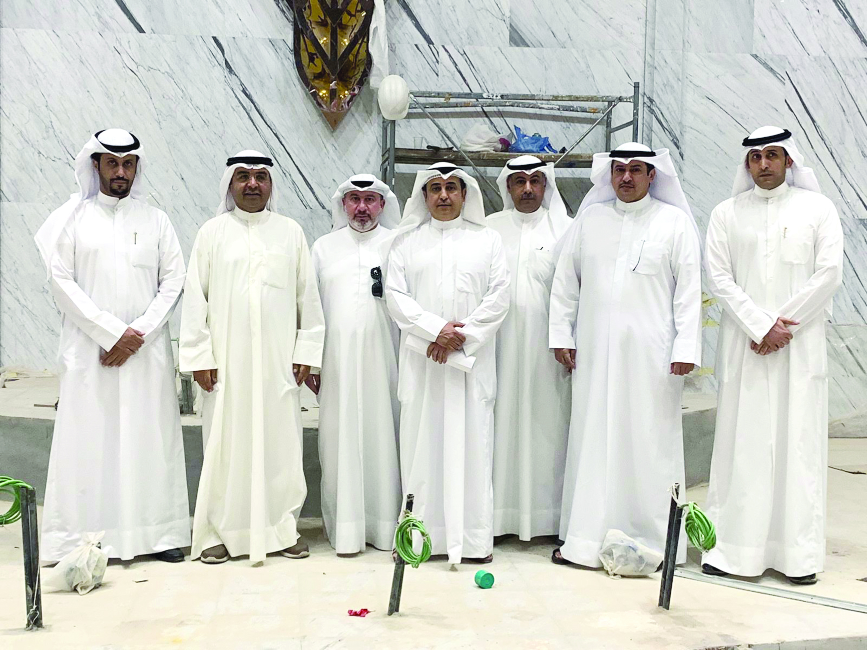 فريق العمل في صورة جماعية 