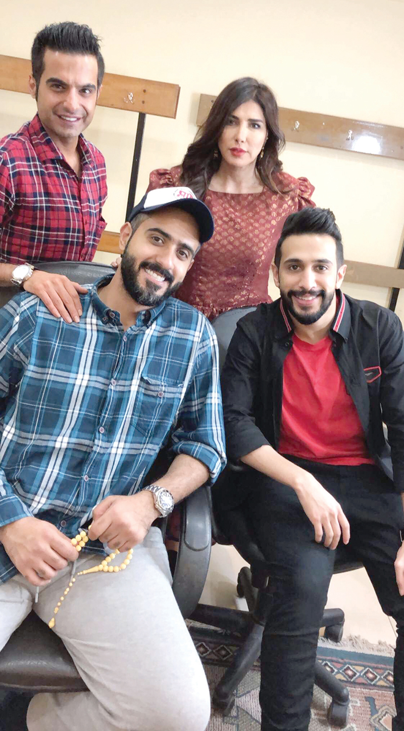 الزميل حمود العنزي مع زهرة وفهد ومحمد في الكواليس