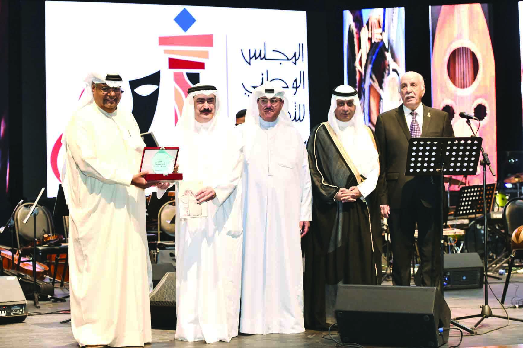 «شيخ الملحنين» أنور عبدالله مكرَّماً