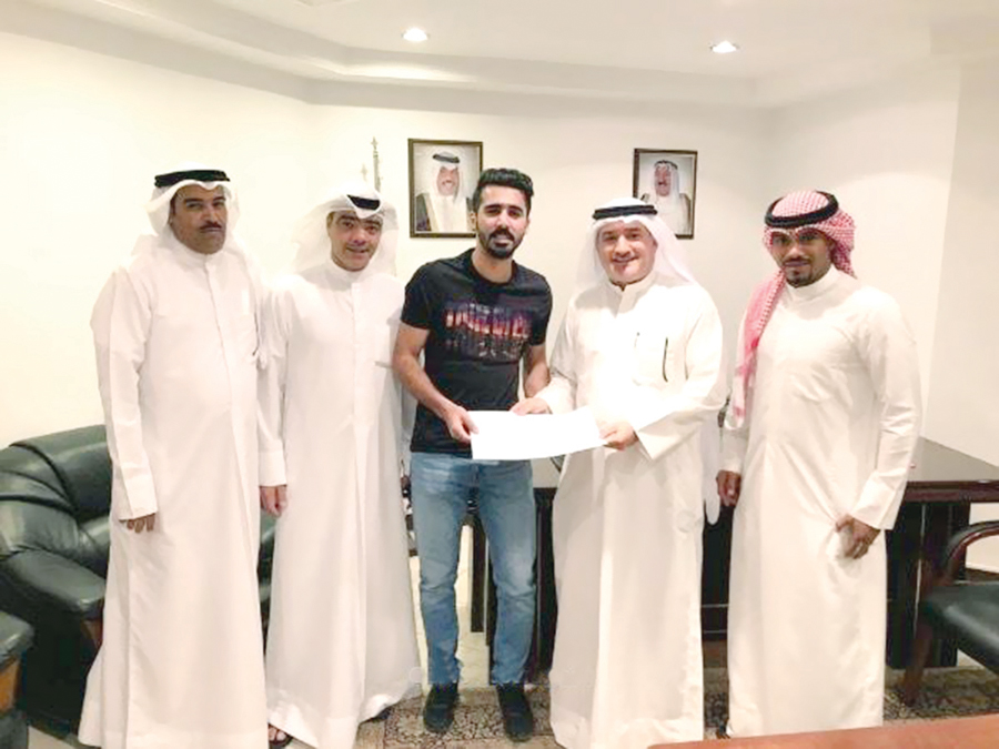 u0627u0644u0628u0630u0627u0644u064a u0641u064a u0644u0642u0637u0629 u0628u0639u062f u062au0648u0642u064au0639 u0627u0644u0639u0642u062f u0645u0639 u0639u062fu062f u0645u0646 u0625u062fu0627u0631u064au064a u0627u0644u0639u0631u0628u064a