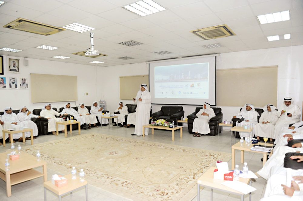الروضان متحدّثاً خلال اللقاء	 (تصوير بسام زيدان)