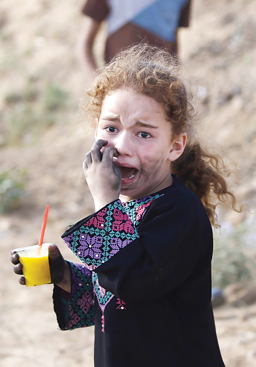 u0637u0641u0644u0629 u0641u0644u0633u0637u064au0646u064au0629 u062au0635u0631u062e u0644u0648u0627u0644u062fu0647u0627 u062eu0644u0627u0644 u0627u0634u062au0628u0627u0643u0627u062a u0642u0631u0628 u0627u0644u0633u064au0627u062c u0627u0644u062du062fu0648u062fu064a u0641u064a u063au0632u0629 u0645u0633u0627u0621 u0627u0644u062cu0645u0639u0629     t  (u0623 u0641 u0628)