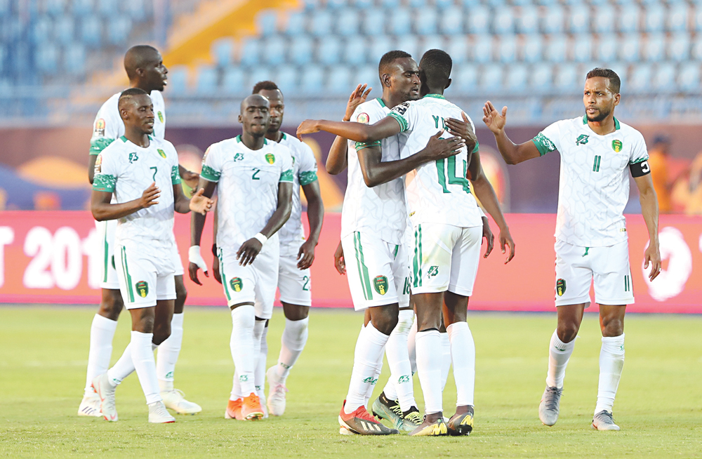 لاعبو منتخب موريتانيا يحتفلون بالنقطة التاريخية التي انتزعوها أمام أنغولا 	(أ ف ب)