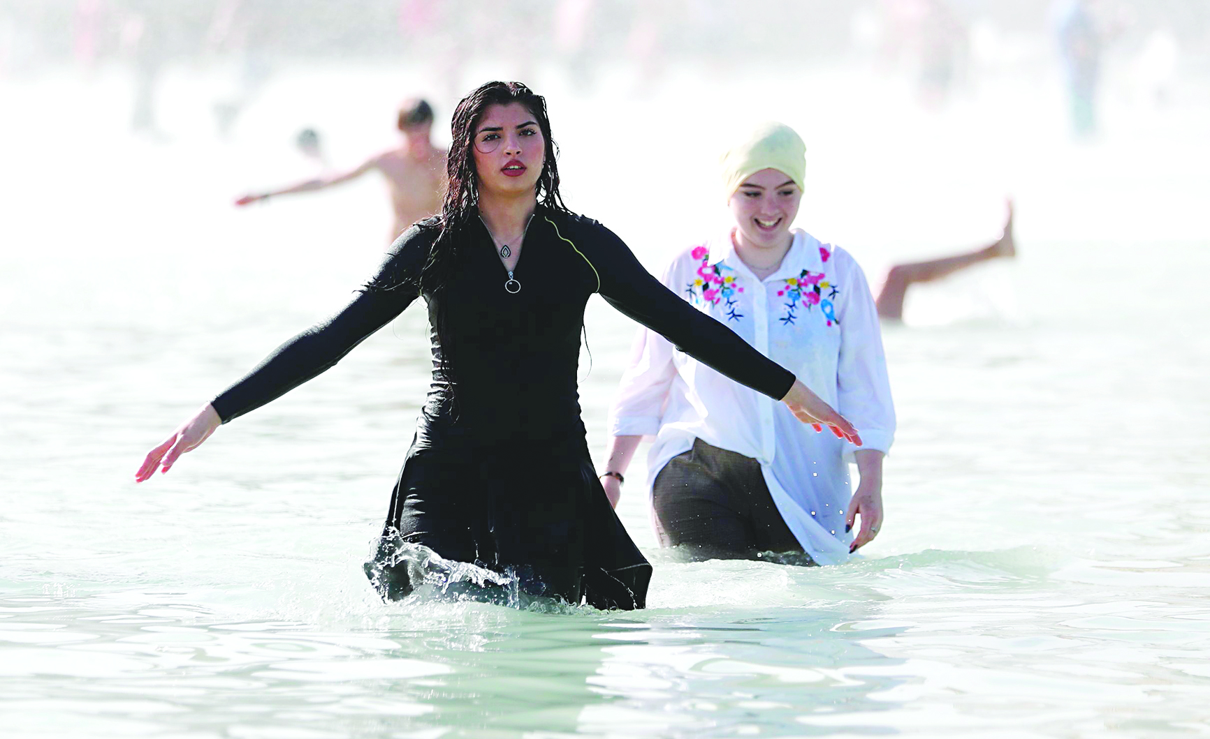 لجوء إلى نافورة تروكاديرو بالقرب من برج إيفل في باريس للتخفيف من الحر