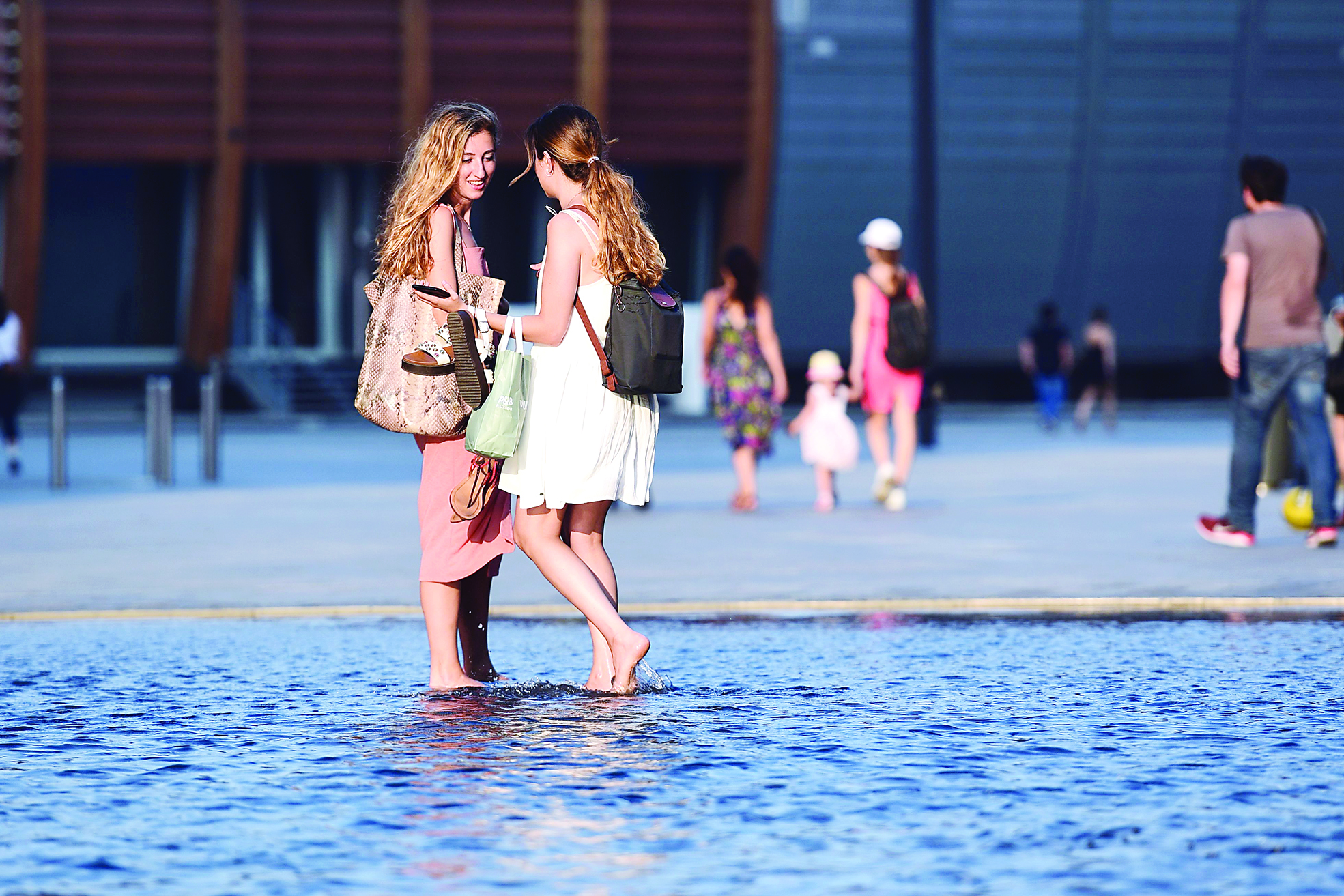 تبريد في إحدى ساحات مدينة ميلانو الإيطالية     	                 (أ.ف.ب)