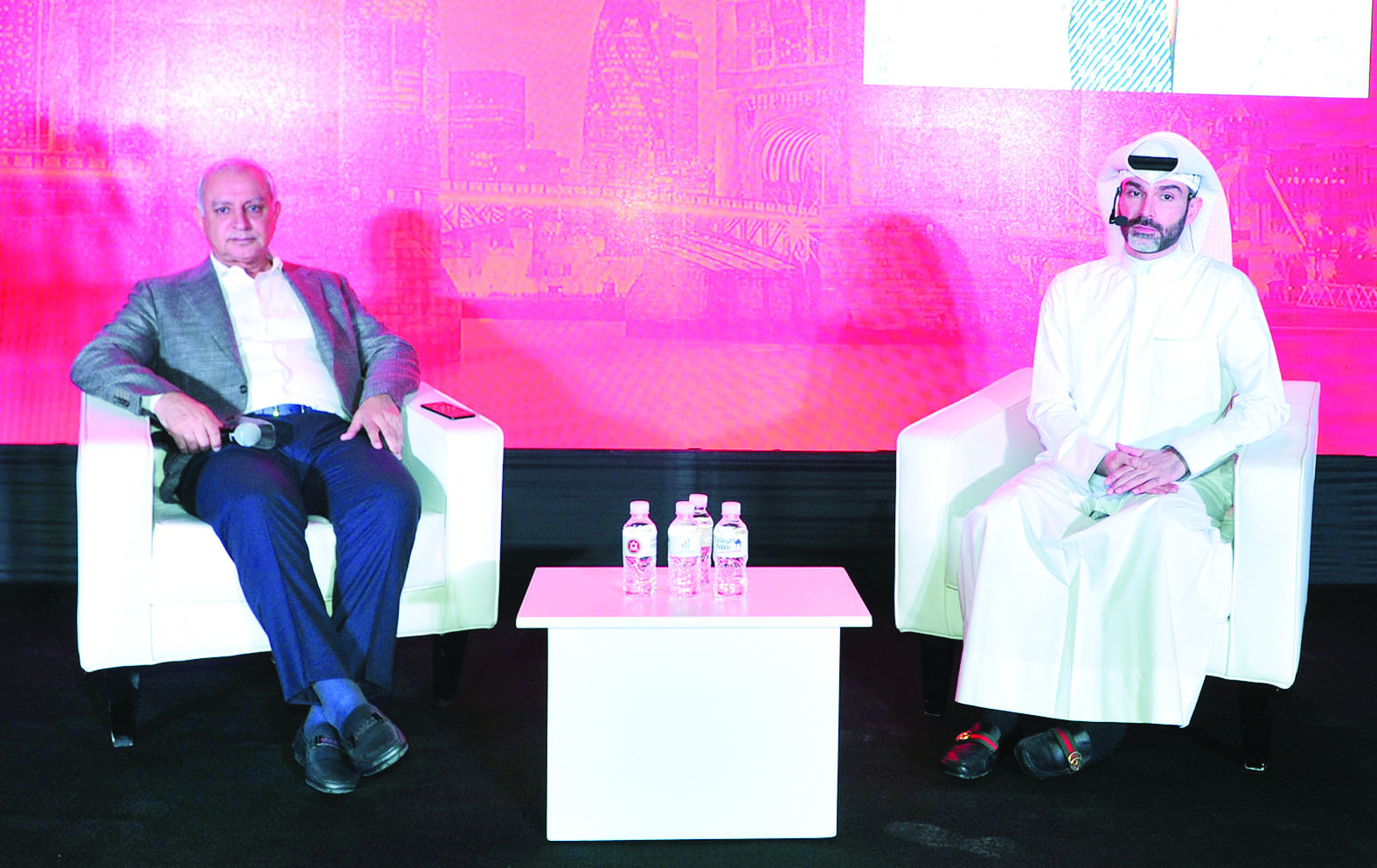 بدر العيسى خلال مشاركته في اللقاء     	       (تصوير سعد هنداوي)