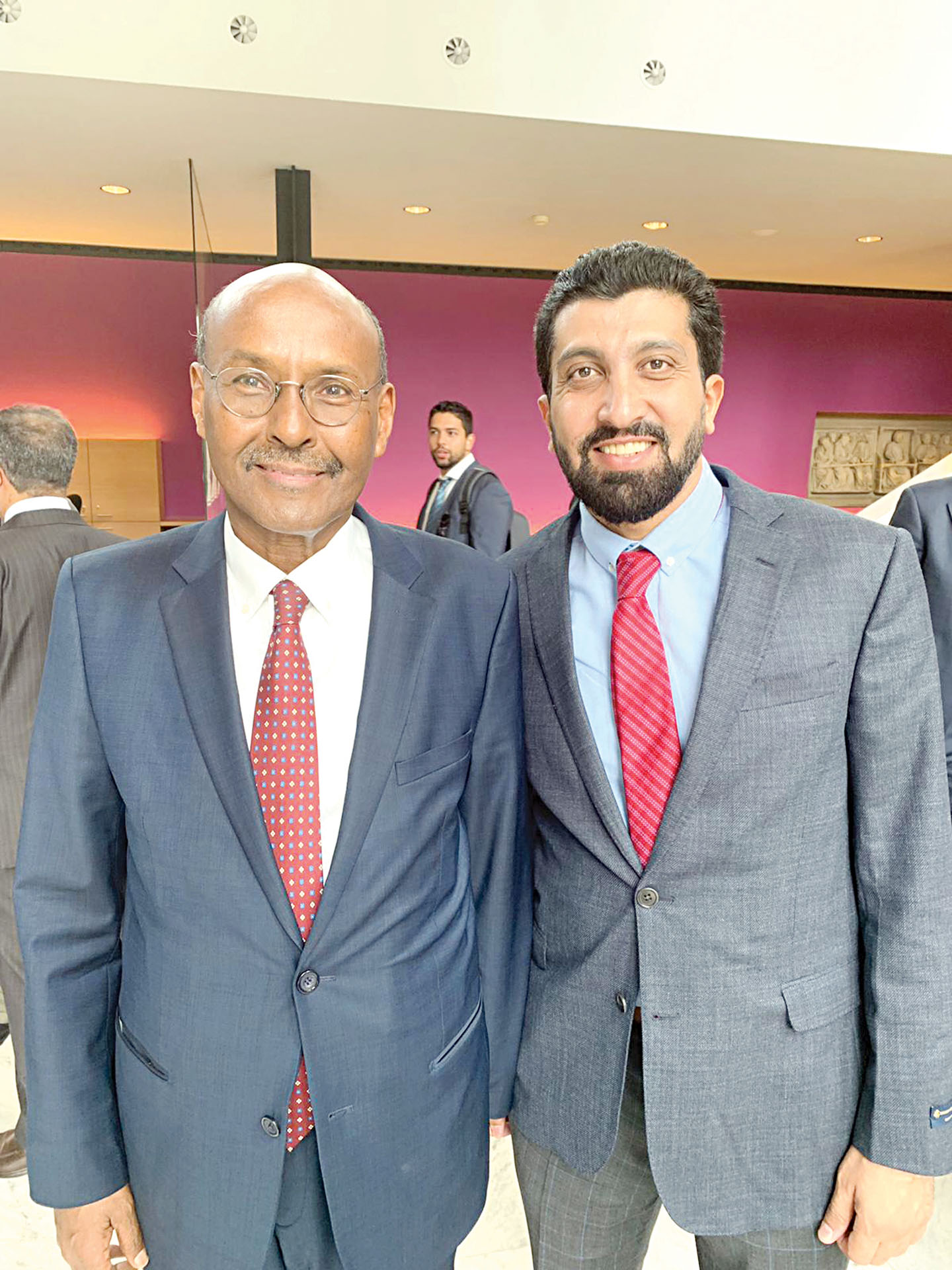 رئيس المحكمة عبد القوي أحمد يوسف مع الزميل غانم السليماني