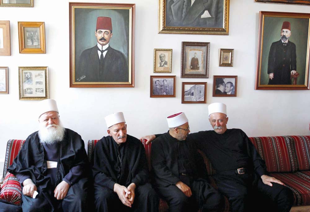 مشايخ دروز في دارة أرسلان	 (رويترز)