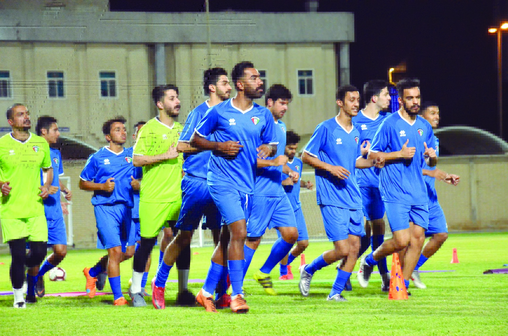 u0644u0627u0639u0628u0648 u00abu0627u0644u0623u0632u0631u0642u00bb u062eu0644u0627u0644 u062au062fu0631u064au0628u0627u062a u0627u0644u0623u0645u0633  