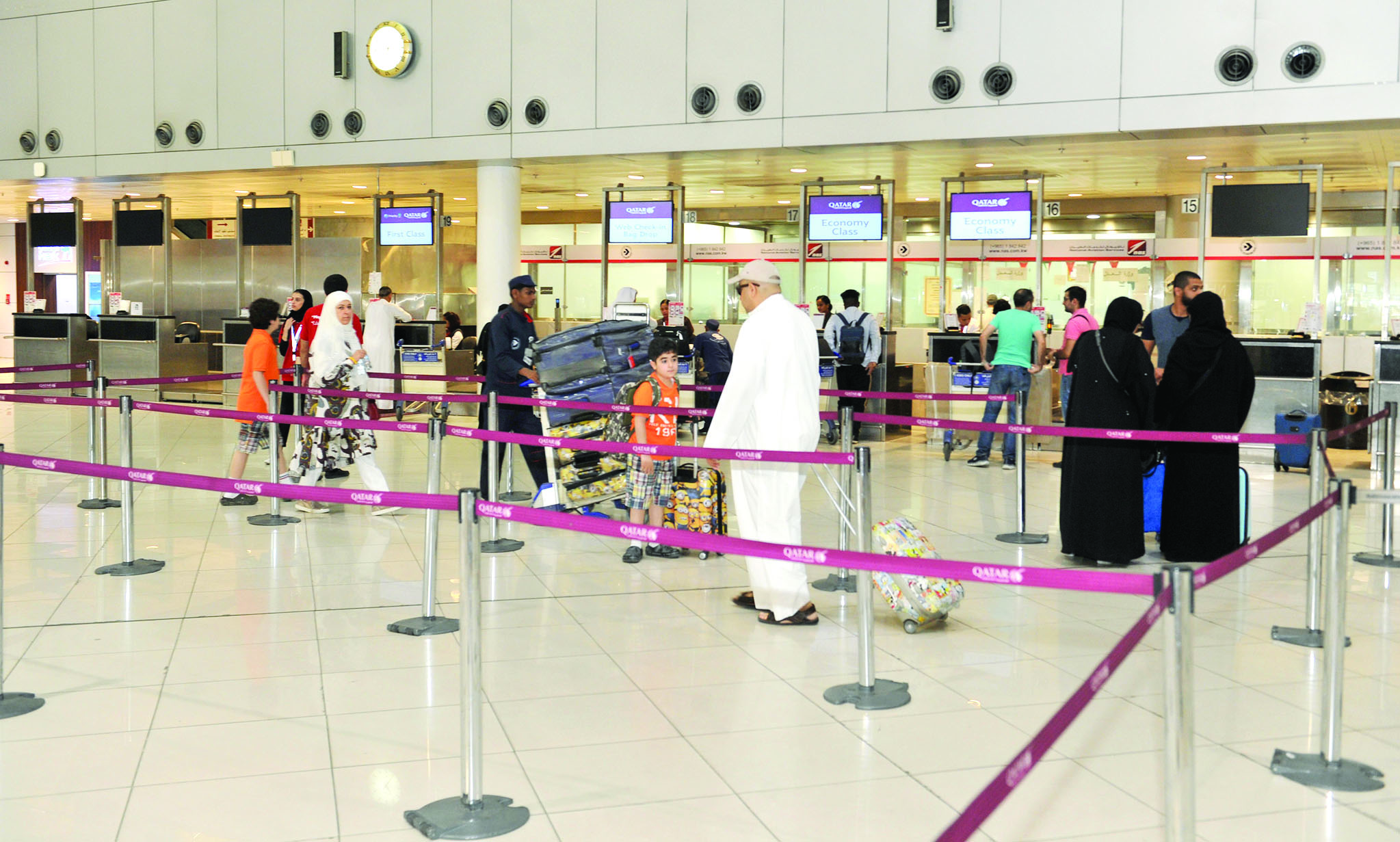 جهود الإدارة العامة للطيران المدني حققت الأمان وخففت من زحمة المسافرين	(تصوير سعد هنداوي)