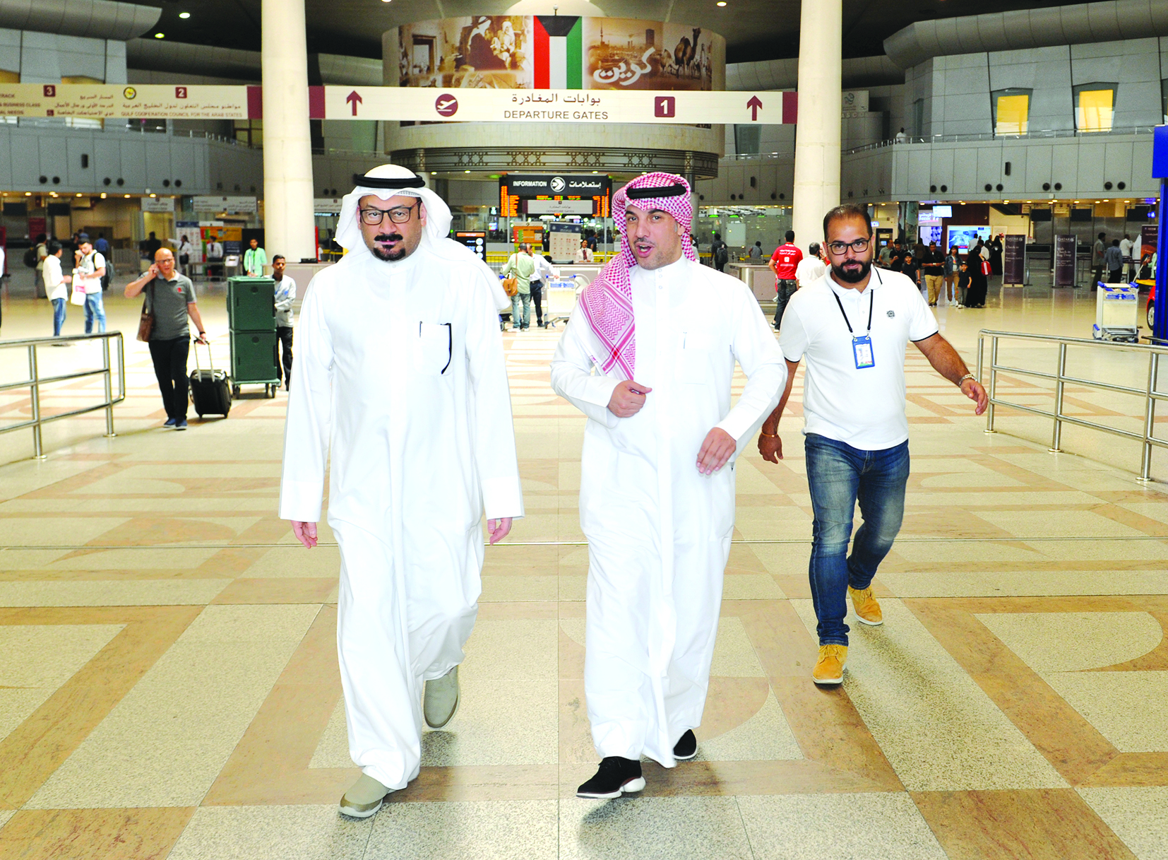 منصور الهاشمي في جولة على المطار بصحبة الزميل ناصر الفرحان