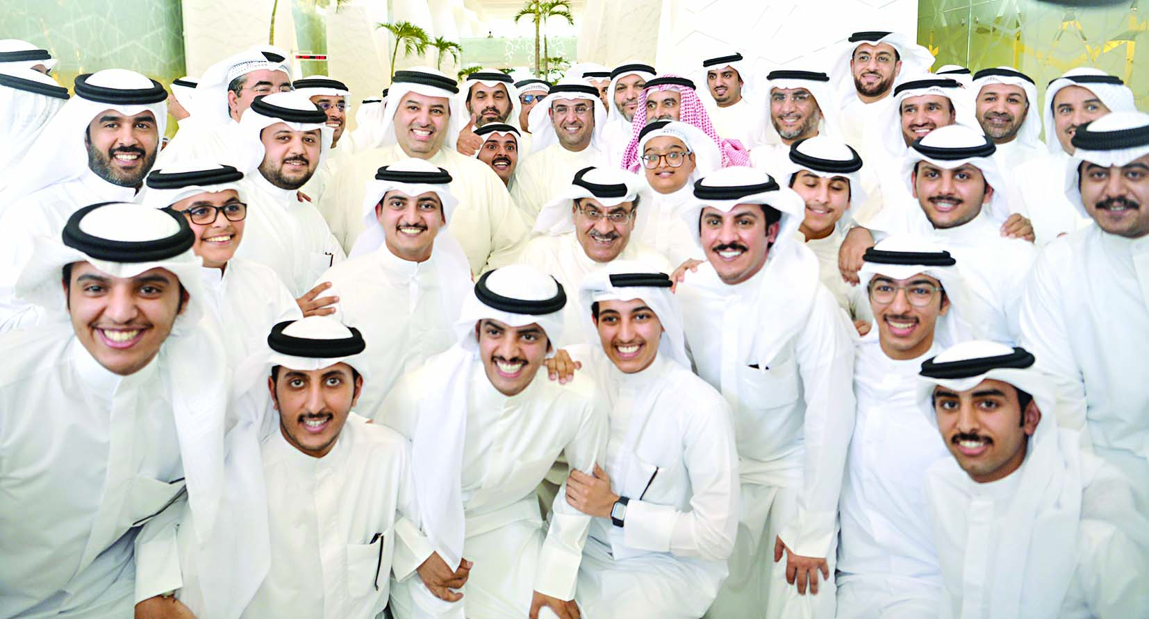 ... ومُحاطاً بمحبيه 