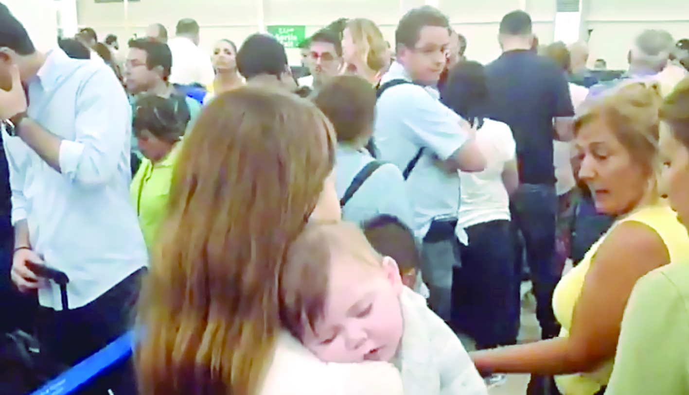 u0646u0627u0646u0633u064a u062du0627u0645u0644u0629 u0627u0628u0646u062au0647u0627 u0648u0633u0637 u0627u0644u0632u062du0645u0629 