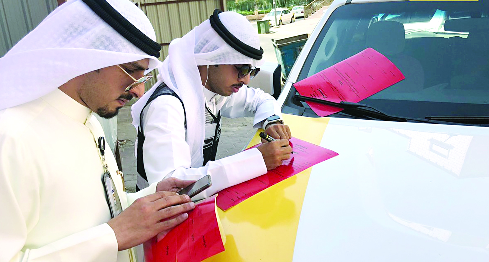 مفتش البلدية يقوم بتحرير الإنذارات 