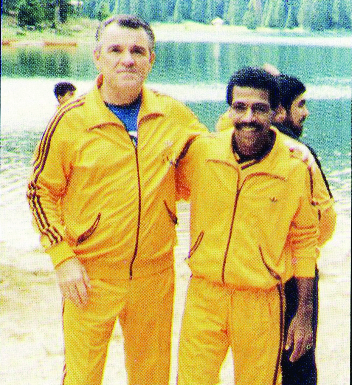 ميلانيتش مع نجم القادسية عبدالعزيز حسن في المعسكر الخارجي 