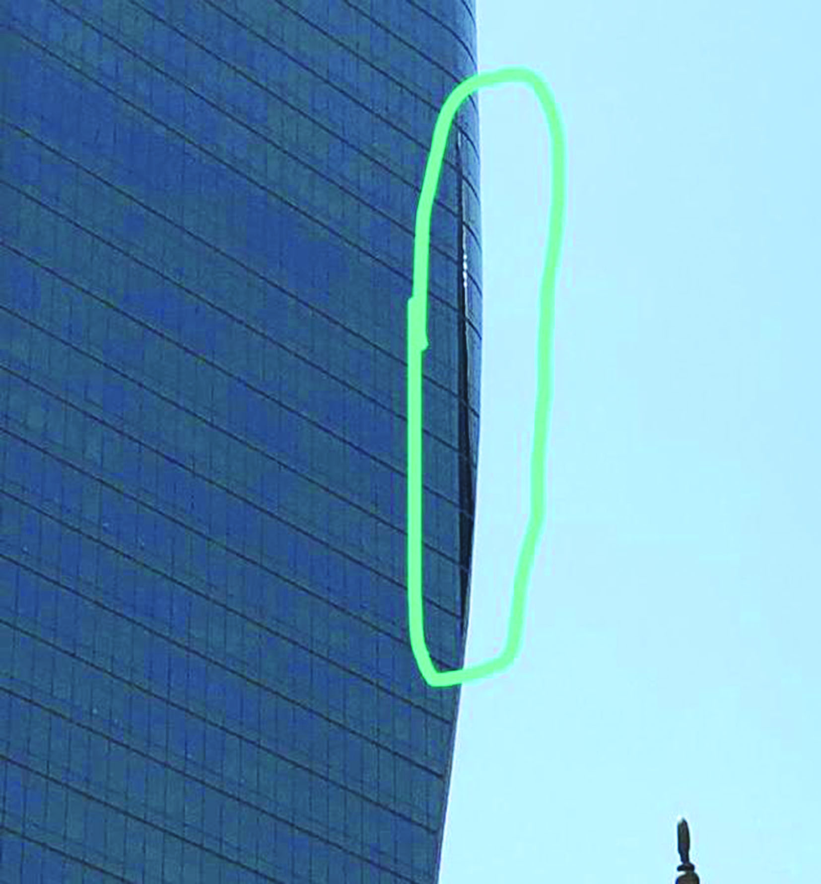 ما شوهد على برج في العاصمة كان انعكاساً لضوء الشمس ولاعلاقة له بالزلزال