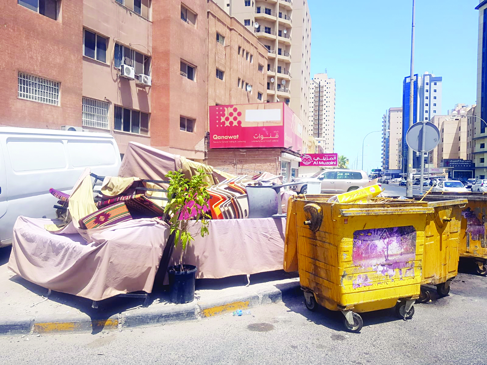 أثاث أحد المقاهي في حاوية القمامة 