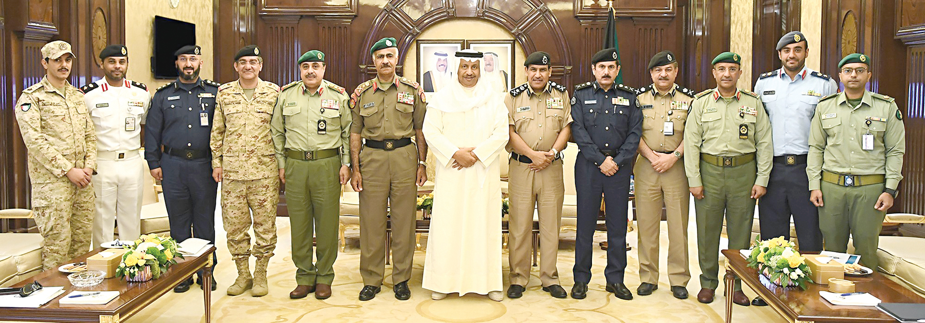 المبارك متوسطاً أعضاء الوفد الأمني الذي زار المملكة المتحدة