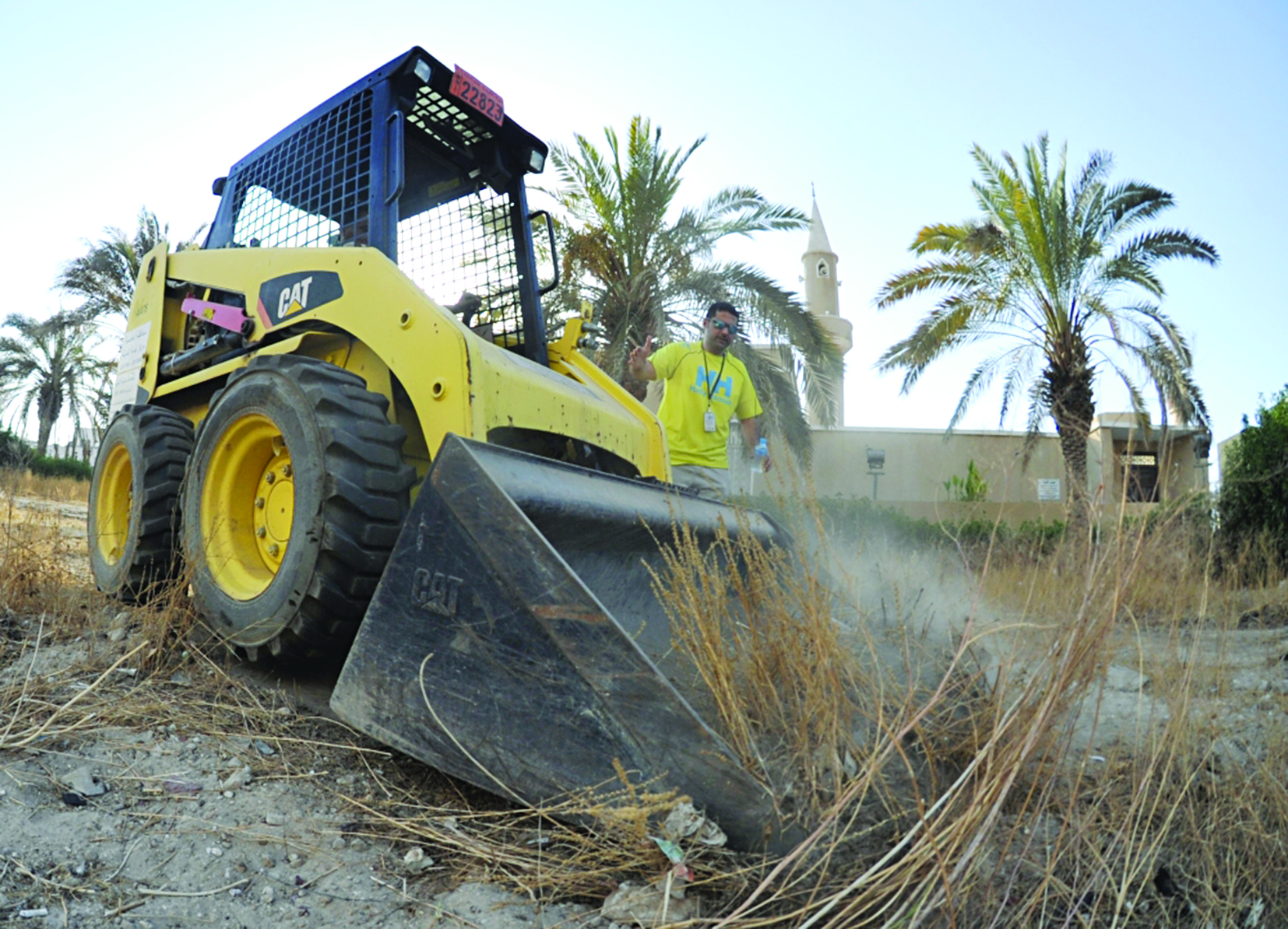 جرافات البلدية تنظف محيط مسجد الحداد  	(تصوير سعد هنداوي)