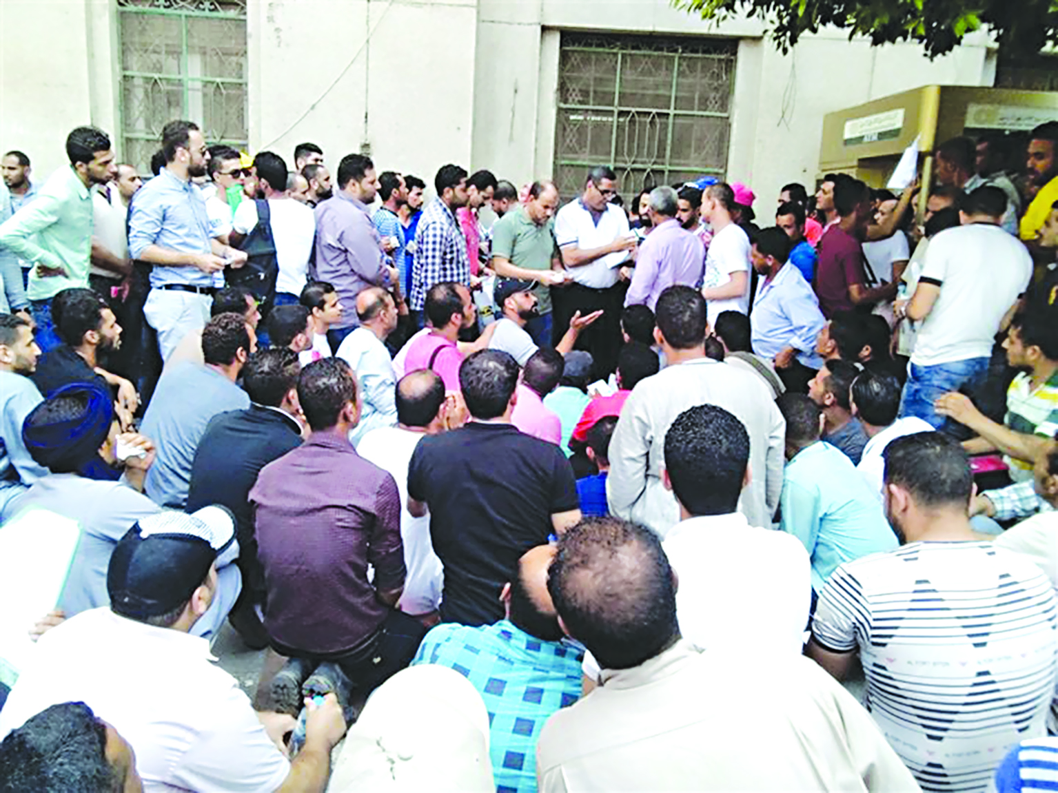 u0639u0645u0627u0644 u0645u0635u0631u064au0648u0646 u0641u064a u0627u0644u0642u0627u0647u0631u0629 u064au0646u0647u0648u0646 u0625u062cu0631u0627u0621u0627u062a u0627u0644u0633u0641u0631 u0625u0644u0649 u0627u0644u0643u0648u064au062a