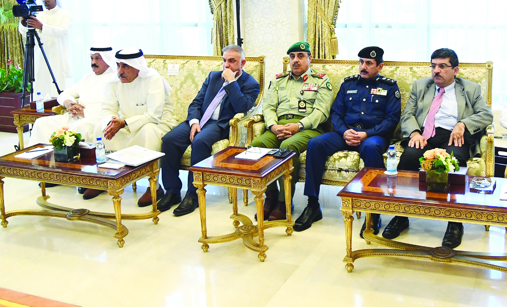 بعض الوكلاء والمديرين المشاركين في الاجتماع