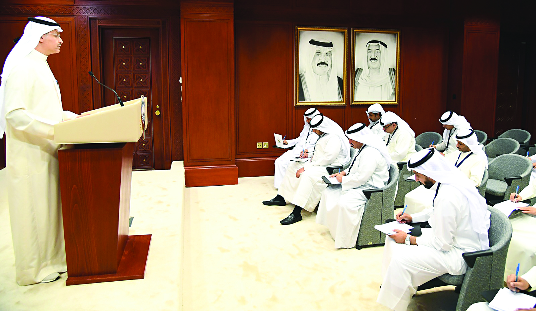 المزرم متحدثاً للصحافيين