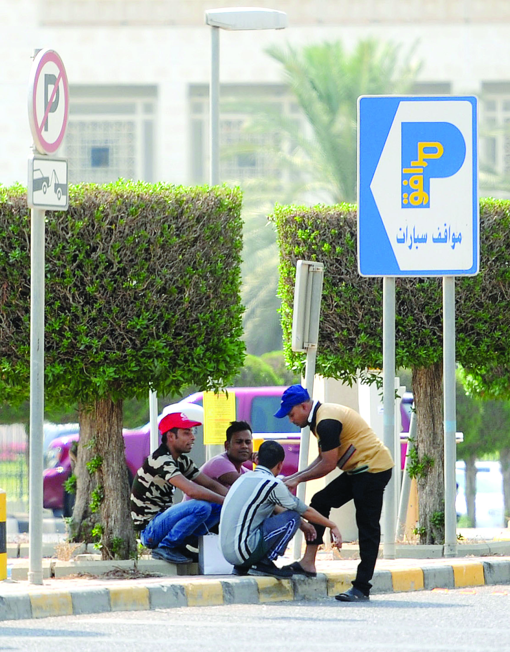عمال اليومية ينتظرون صاحب عمل ليشتغلوا	 (تصوير بسام زيدان)