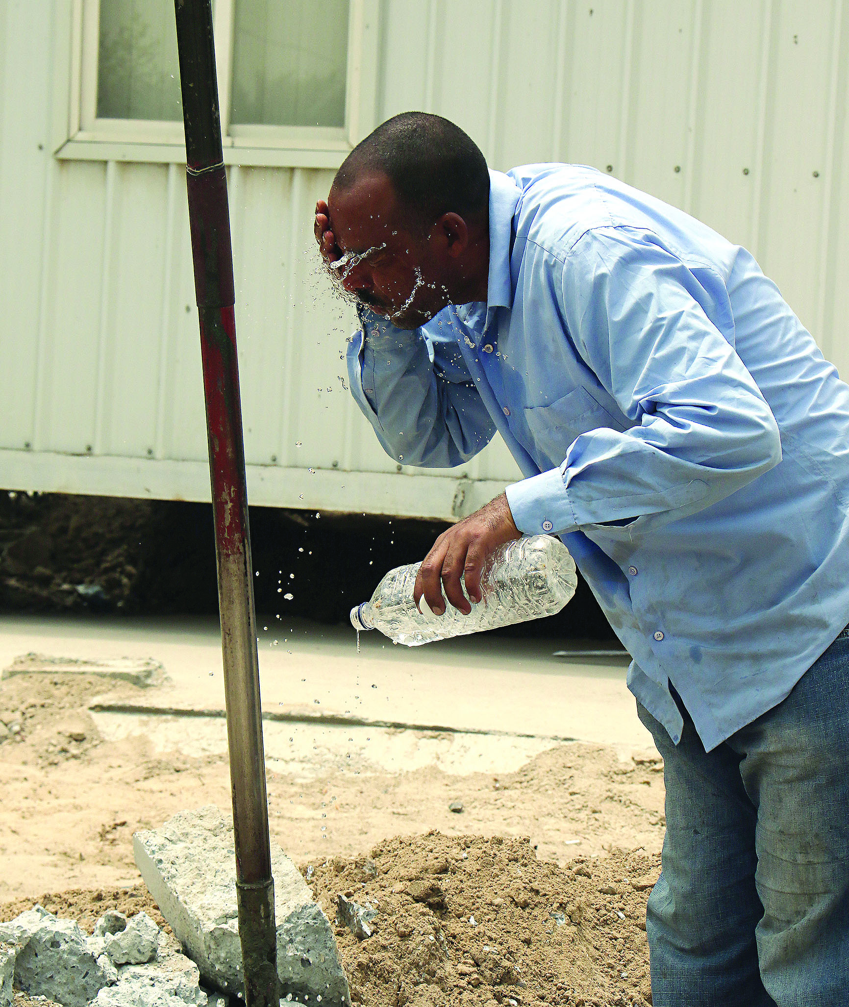 عامل يخفف من حدة الحر بالماء