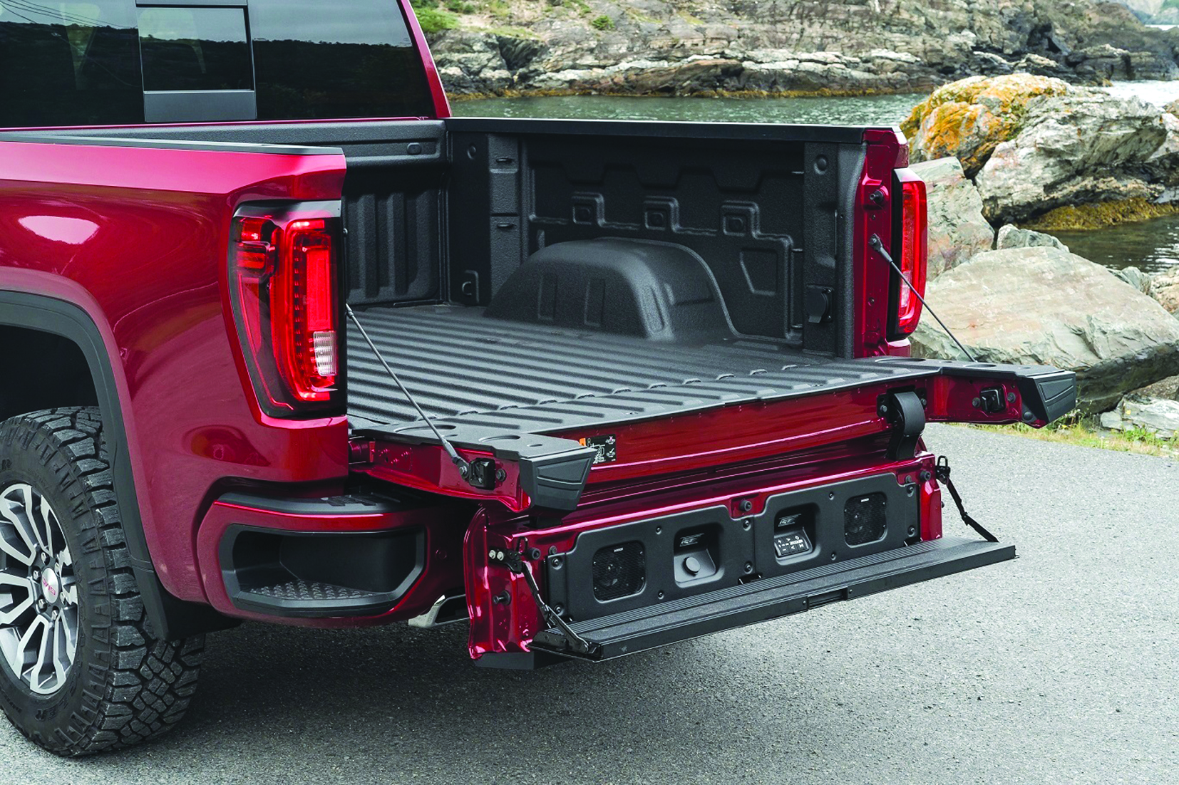 «2019 GMC Sierra AT4»... مساحات رحبة للتخزين