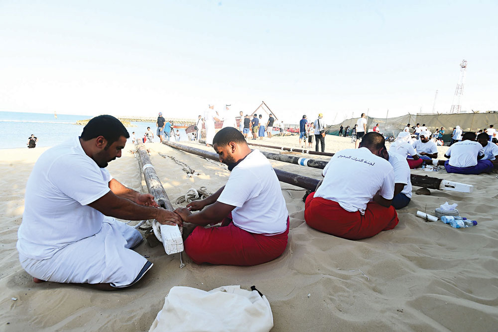 شد الحبال على صواري المراكب قبل تثبيتها