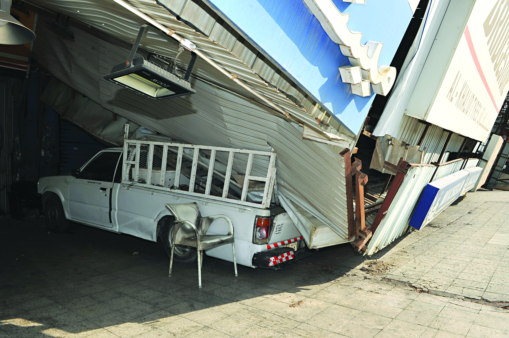 اللوحة فوق السيارة 	 