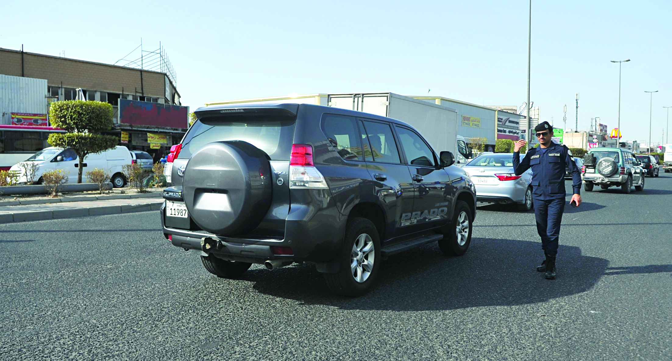 رجل أمن يسهل حركة المرور	 ( تصوير سعد هنداوي)