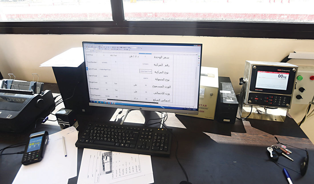 أجهزة الميزان جاهزة لاستقبال الشاحنات      	   (تصوير أسعد عبدالله)