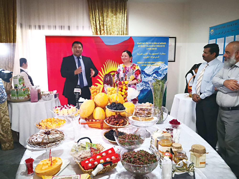 u0627u0644u0633u0641u064au0631u0629 u0627u0644u0642u064au0631u063au064au0632u064au0629 u0623u0645u0627u0645 u062au0634u0643u064au0644u0629 u0645u0646u062au062cu0627u062a u0628u0644u0627u062fu0647u0627 u0645u0646 u0627u0644u0641u0648u0627u0643u0647