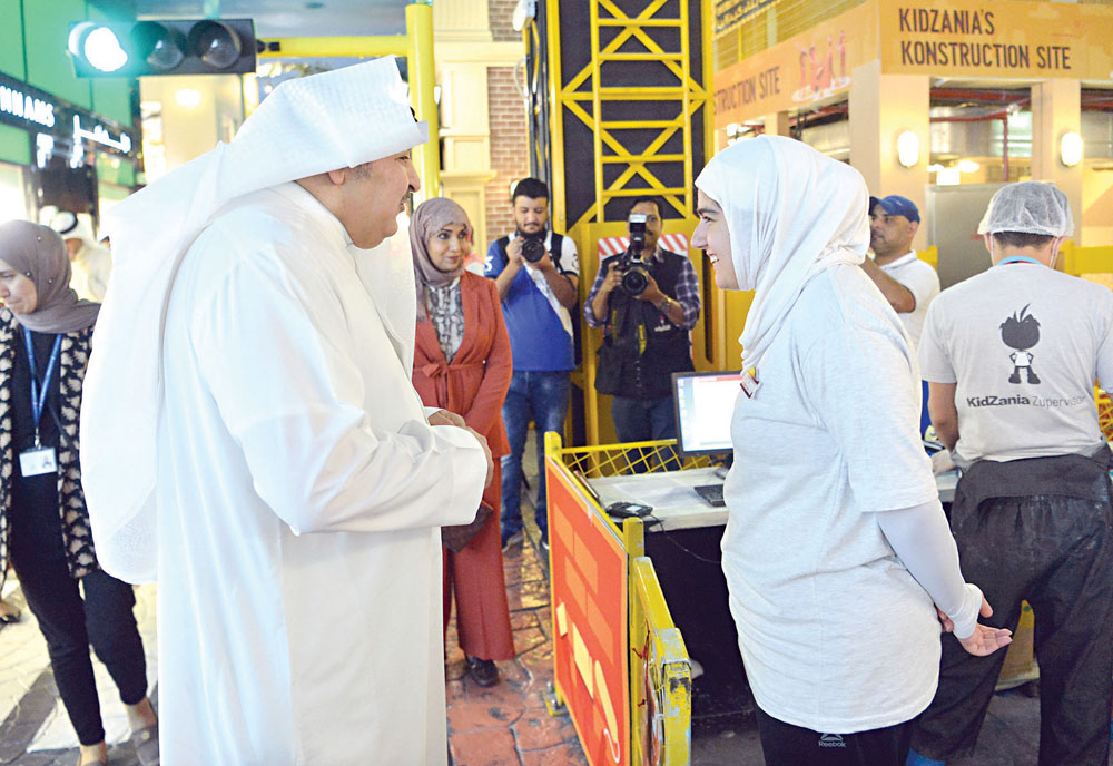 u0627u0644u0645u0648u0633u0649 u0641u064a u062du0648u0627u0631 u0645u0639 u0637u0627u0644u0628u0629 u0628u0645u0642u0631 u0639u0645u0644u0647u0627 t(u062au0635u0648u064au0631 u0646u0627u064au0641 u0627u0644u0639u0642u0644u0629)