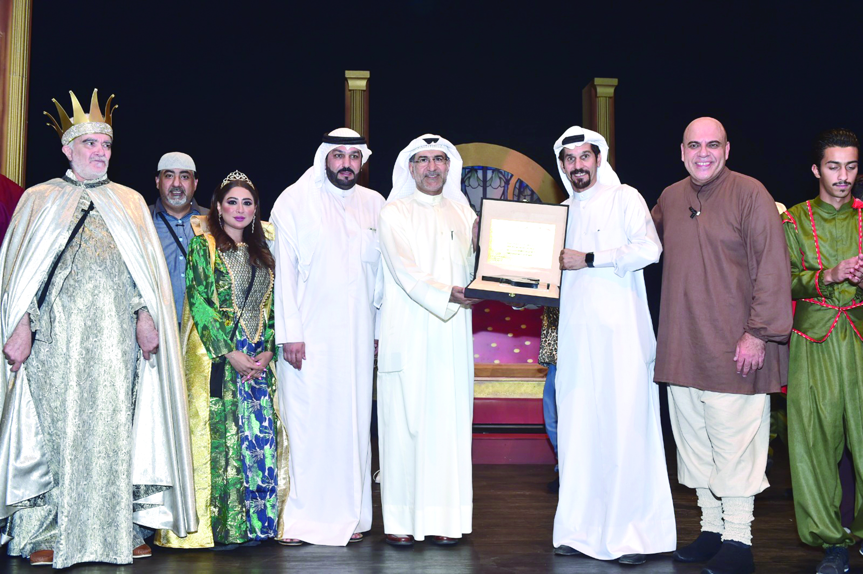 عيسى الأنصاري مكرماً ياسر العماري