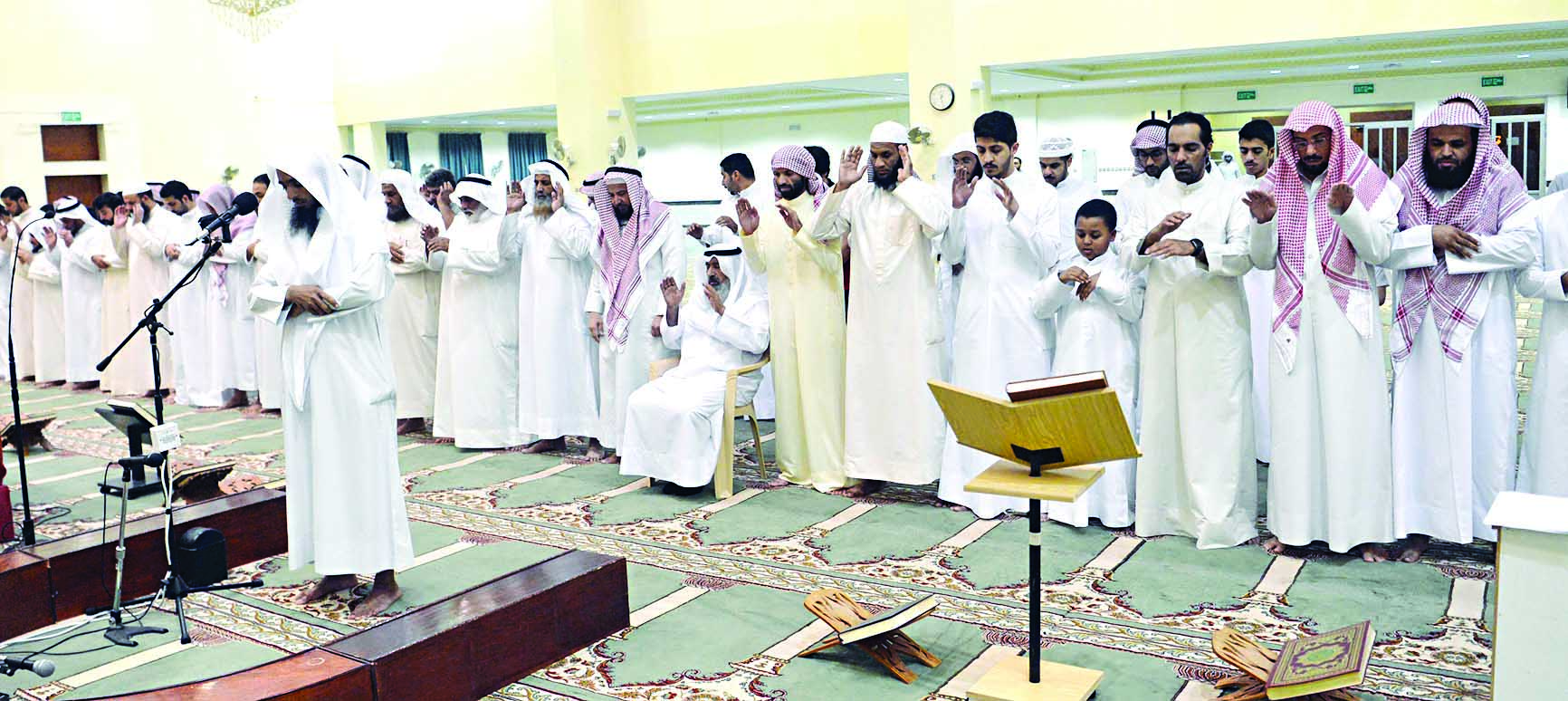 مصلون في مسجد عقلا الظفيري يؤدون صلاة الخسوف	 (تصوير نايف العقلة)