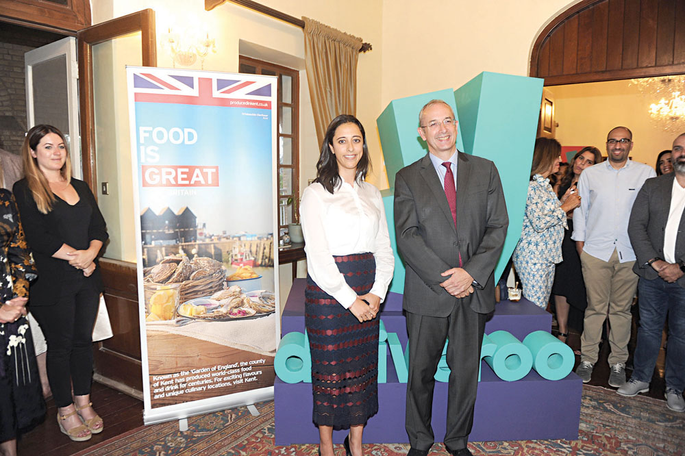 u0627u0644u0633u0641u064au0631 u0627u0644u0628u0631u064au0637u0627u0646u064a u0645u0639 u0633u0647u0627u0645 u0627u0644u062du0633u064au0646u064a                                                               t    (u062au0635u0648u064au0631 u0628u0633u0627u0645 u0632u064au062fu0627u0646)