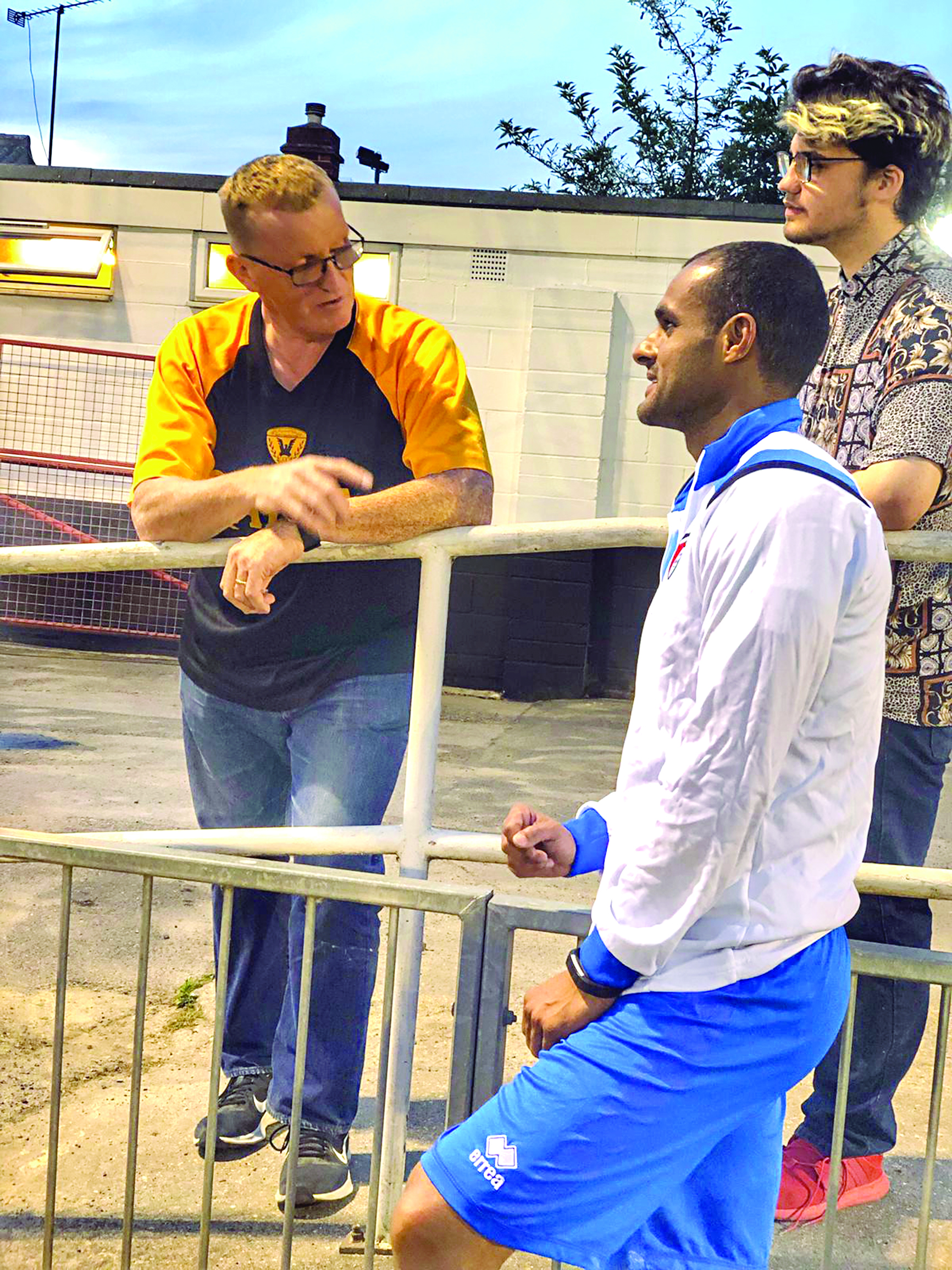 مشجع «قدساوي» إنكليزي يتحدث إلى بدر المطوع بعد المباراة