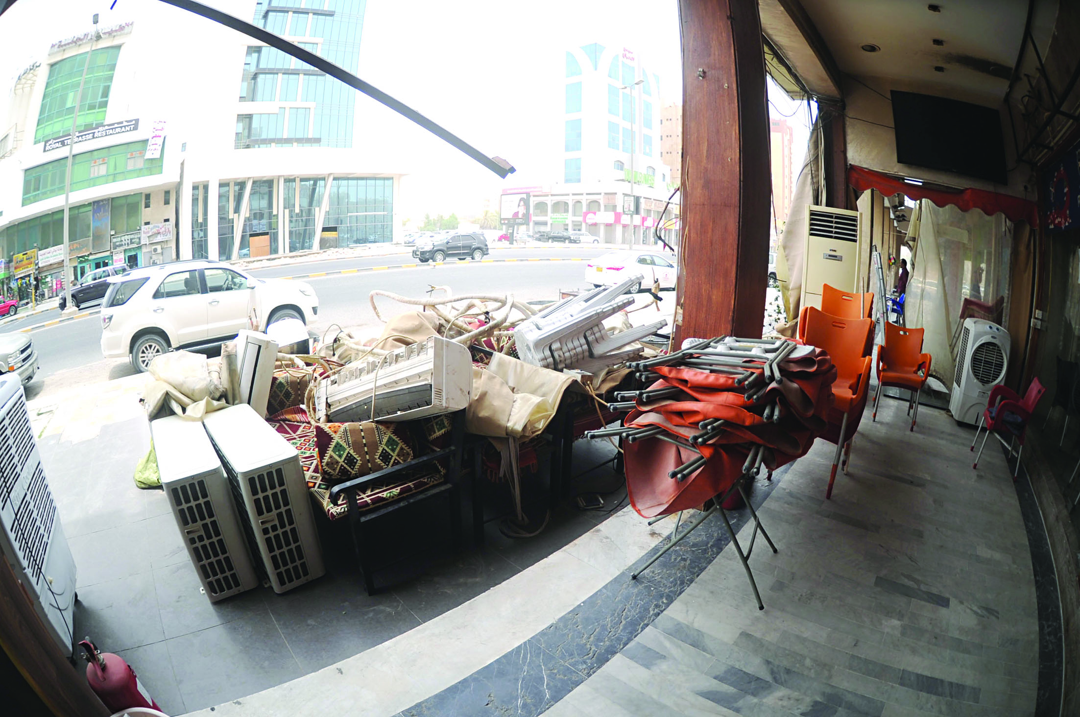 إزالة تعديات على الأرصفة والارتدادات	(تصوير بسام زيدان)