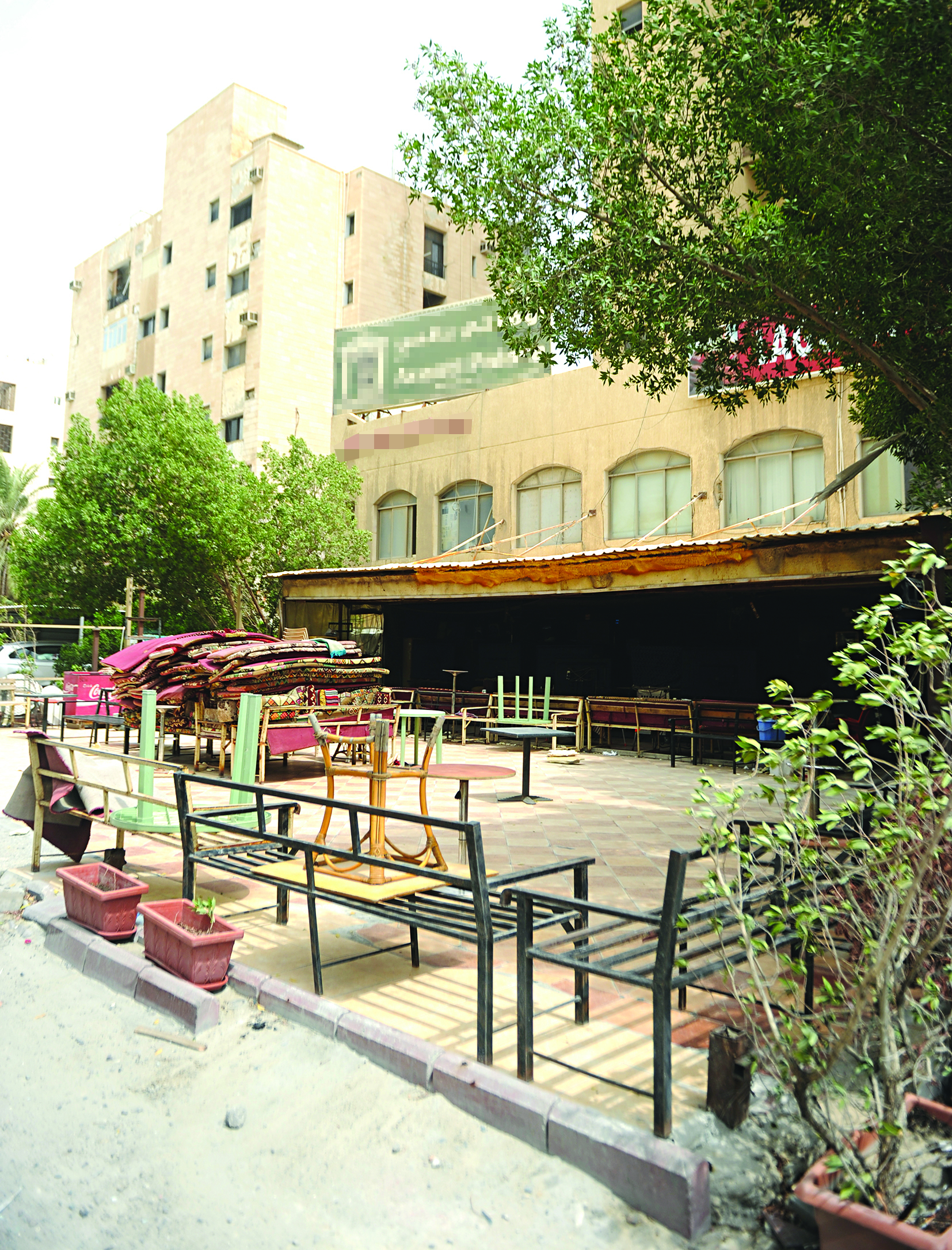 إزالة تأثيث الأرصفة أمام المقاهي	 