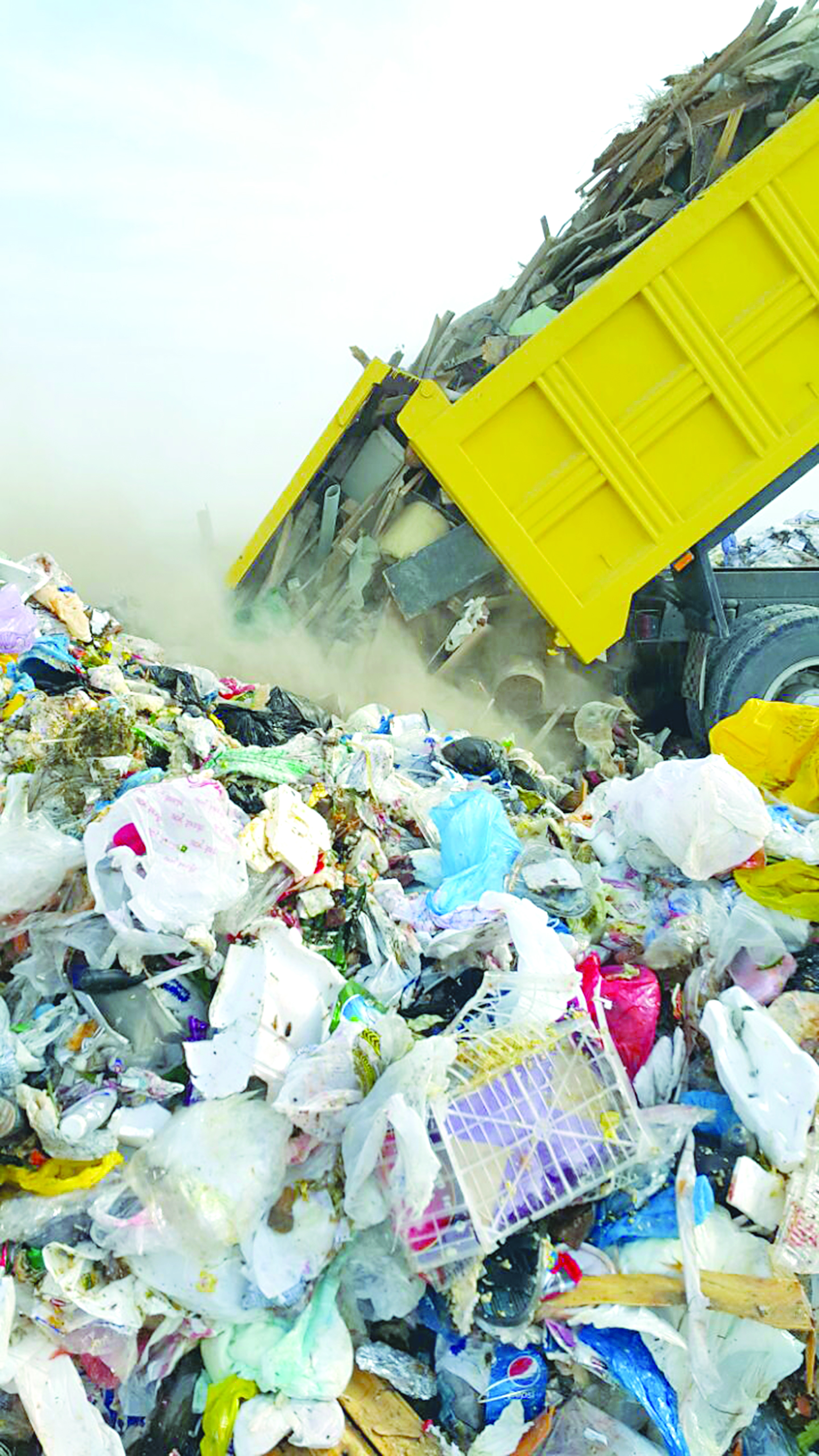 إحدى سيارات البلدية تلقي حمولتها في مردم للنفايات    	                (تصوير نايف العقلة)