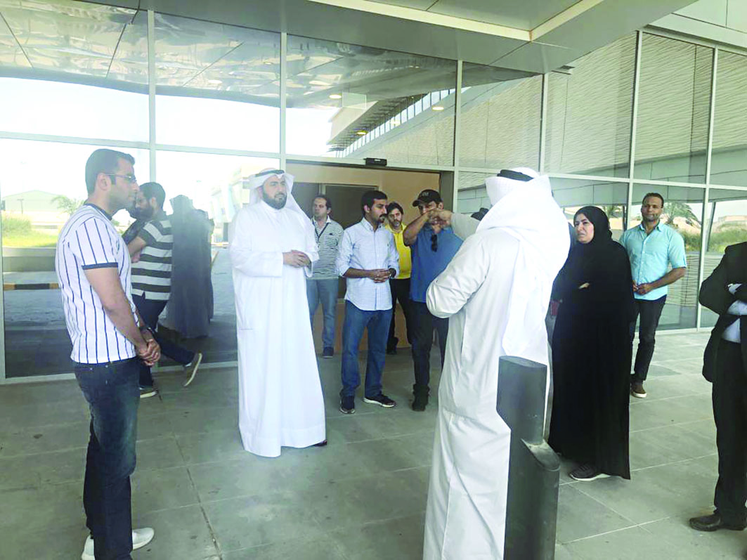 u0648u0632u064au0631 u0627u0644u0635u062du0629 u062eu0644u0627u0644 u0627u0644u062cu0648u0644u0629 u0645u0633u062au0645u0639u0627u064b u0625u0644u0649 u0622u062eu0631 u0627u0644u0627u0633u062au0639u062fu0627u062fu0627u062a u0641u064a u0645u0633u062au0634u0641u0649 u0627u0644u062cu0647u0631u0627u0621