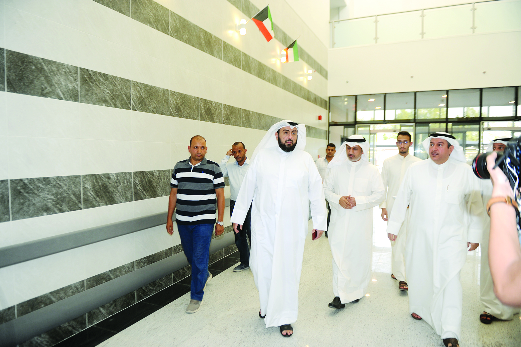 الوزير الصباح خلال تفقده المركز الصحي الجديد في سلوى