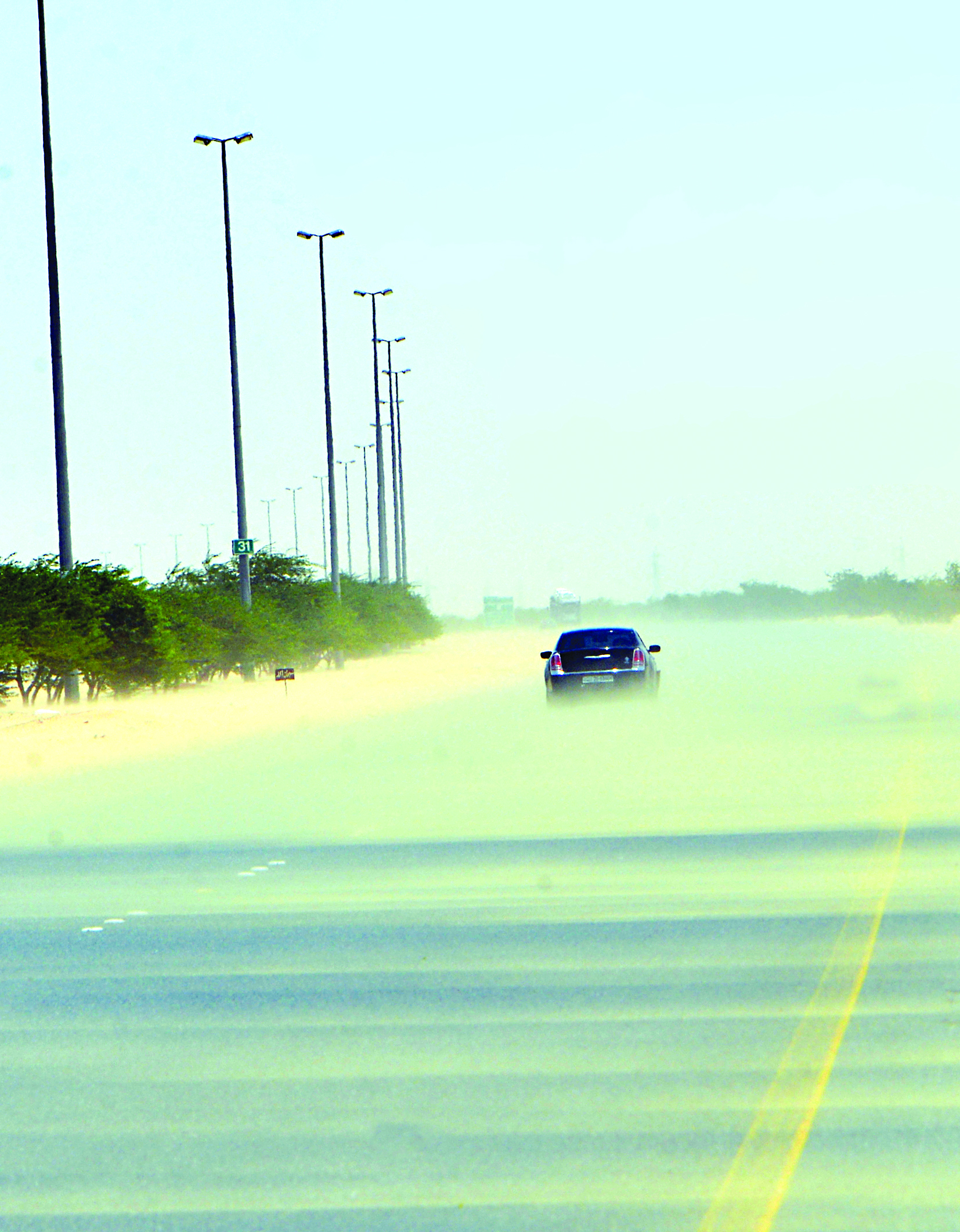 الرمال تحجب الرؤية على الطرق