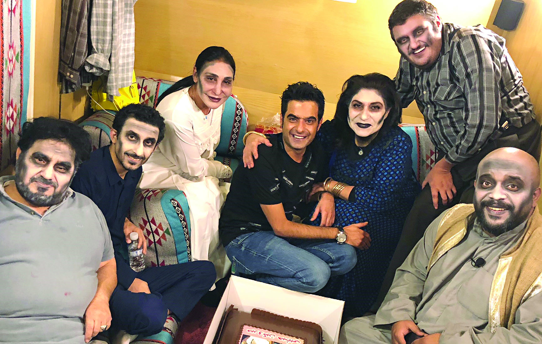 الزميل حمود العنزي مع أبطال «موجب»