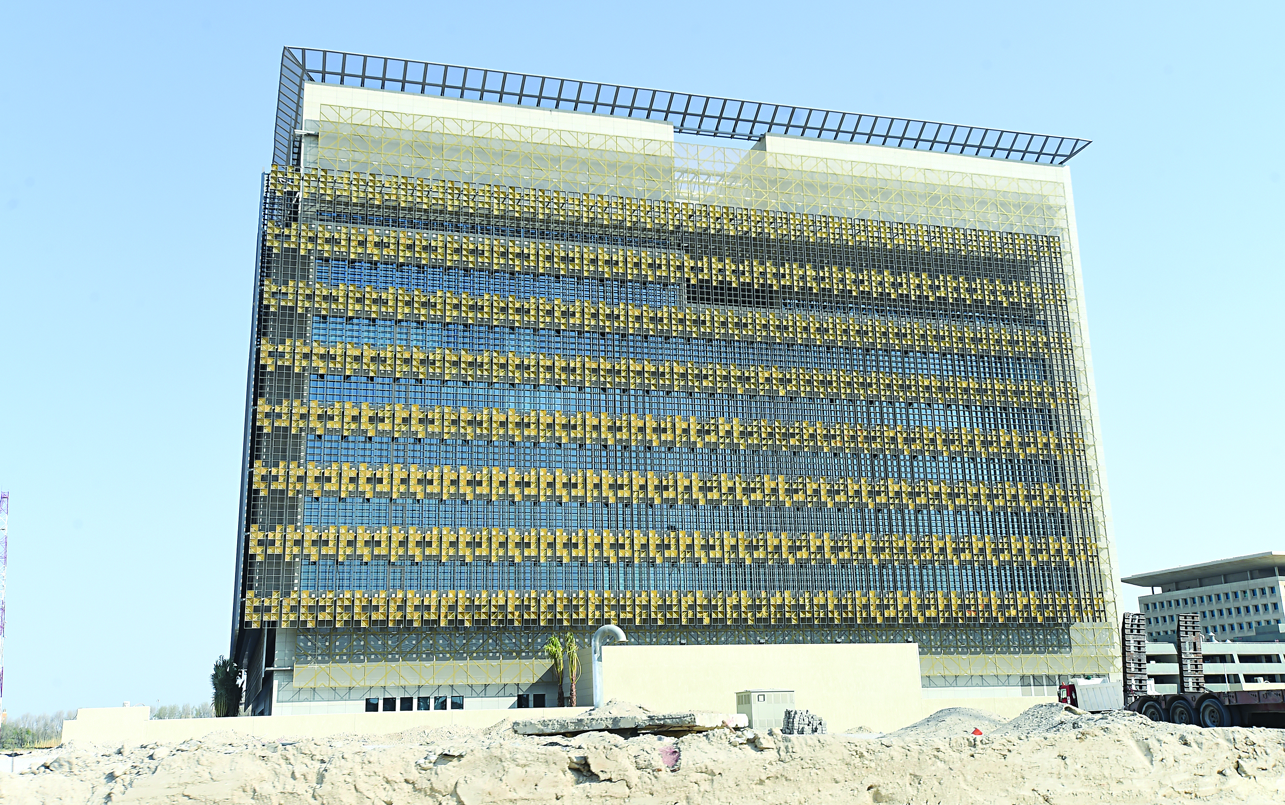 ساحات ترابية مملوءة بالأنقاض في محيط المبنى