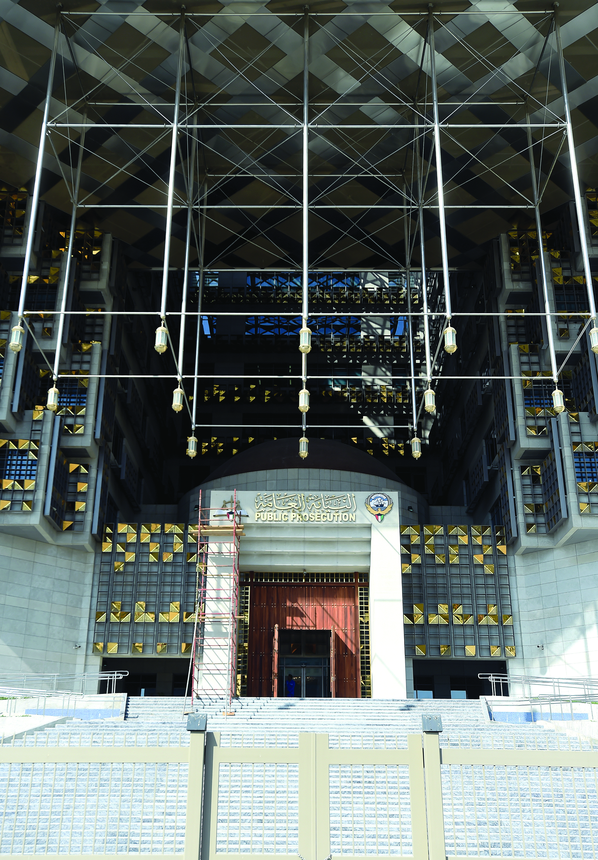 مدخل مبنى النيابة العامة الجديد في الشويخ	(تصوير أسعد عبدالله)