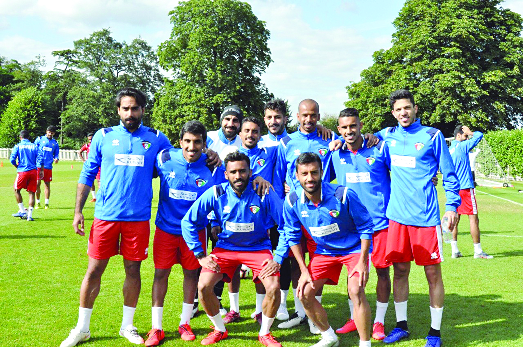 u0639u062fu062f u0645u0646 u0644u0627u0639u0628u064a u00abu0627u0644u0623u0632u0631u0642u00bb u0641u064a u0635u0648u0631u0629 u062cu0645u0627u0639u064au0629 u0642u0628u0644 u0623u062du062f u0627u0644u062au062fu0631u064au0628u0627u062a 