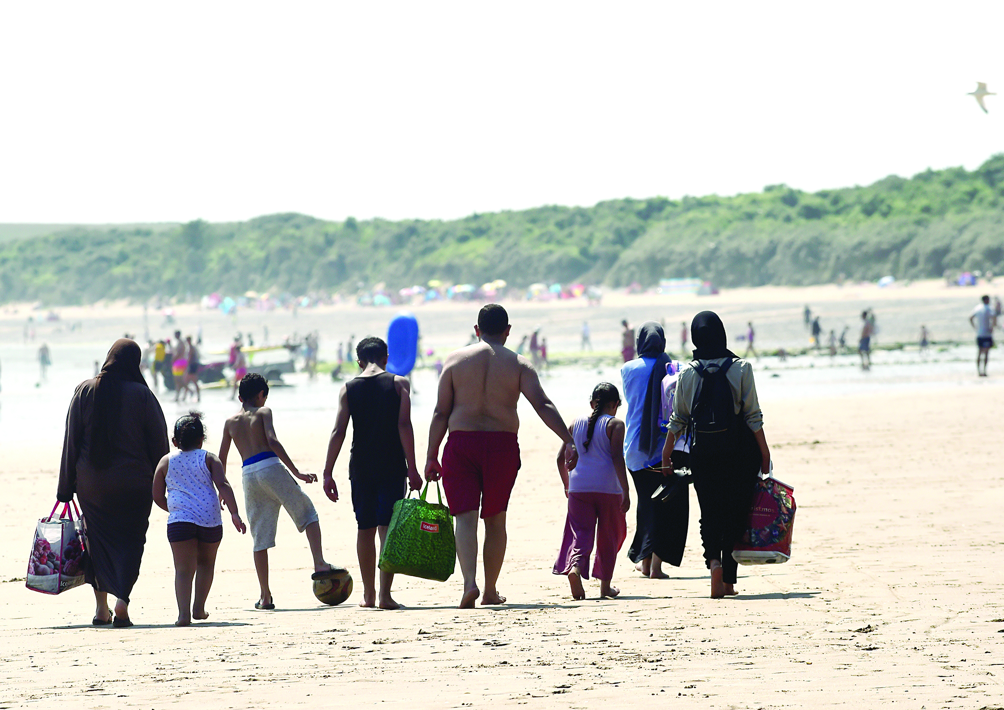 u0645u0635u0637u0627u0641u0648u0646 u0641u064a u0628u0631u064au0637u0627u0646u064au0627u064b u064au0647u0631u0628u0648u0646 u0625u0644u0649 u0627u0644u0634u0627u0637u0626 u0645u0646 u0627u0644u062du0631u0627u0631u0629 u0627u0644u0645u0631u062au0641u0639u0629 t(u0631u0648u064au062au0631u0632)